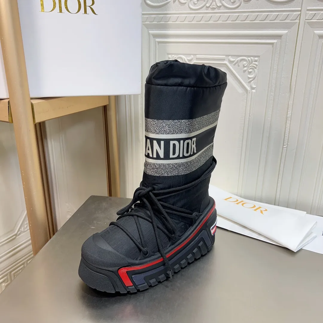 Men's shoes p600! The highest version on the market, Dior Dior's king style snow boots, ski boots, fat and cute, so cute →_→ from the DiorAlps limited series, unique. Shiny nylon Oblique print upper with criss-cross straps for an ideal fit. The technical fabric of the boot shaft, short-cut version, can be worn in the city or in the mountains. It makes the calf slimmer and taller, warm and concave. The boot shaft and sole are made of original waterproof padded lining. The embroidered fabric is original star ⭐ rubber non-slip thick sole and multi-module combination outsole. The size is 35-40. 41Customized